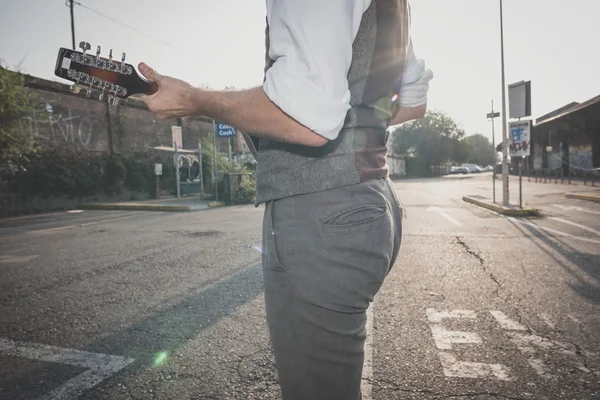 Hipster man spela mandolin — Stockfoto