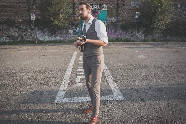 Hipster man spela mandolin — Stockfoto