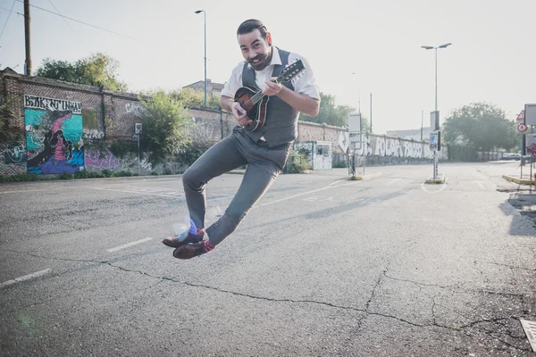 Csípő ember játszik mandolin — Stock Fotó