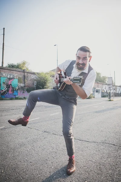 Hipster homem jogando bandolim — Fotografia de Stock