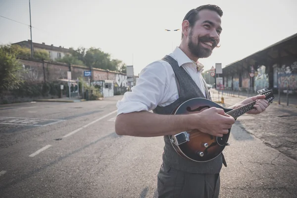 Hipster adam oyun mandolin — Stok fotoğraf
