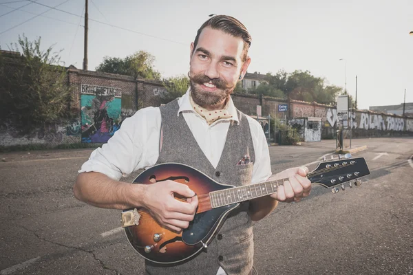 Hipster muž hraje mandolínu — Stock fotografie