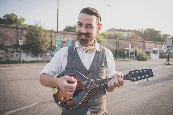 Hipster man playing mandolin — Stock Photo, Image