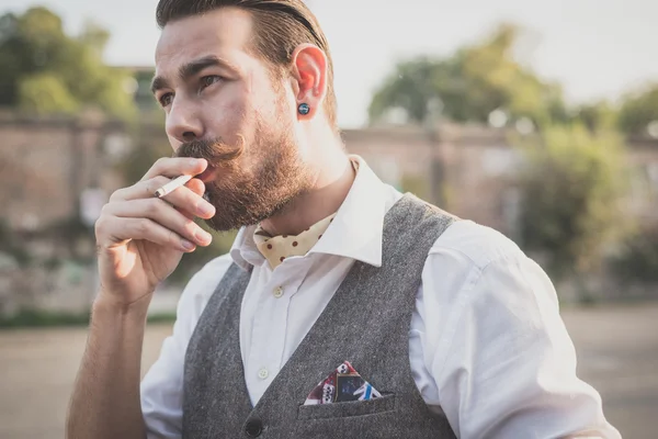 Homme avec une grosse moustache fumant la cigarette — Photo