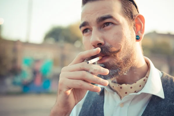 Homem com bigode grande fumar cigarro — Fotografia de Stock