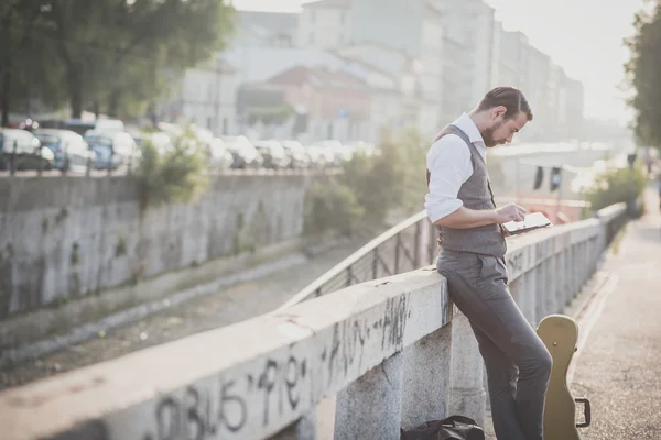 Homme avec une grosse moustache utilisant une tablette numérique — Photo