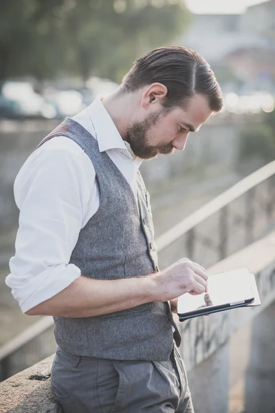 Mann mit dickem Schnauzbart mit digitalem Tablet — Stockfoto