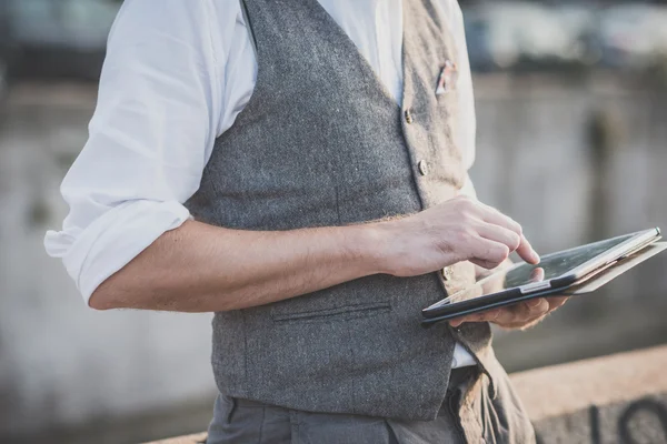 Hände mit Tablet — Stockfoto