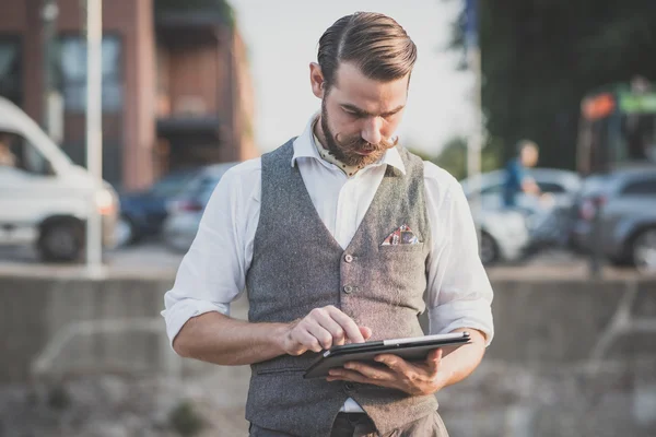 Homem com bigode grande usando tablet digital — Fotografia de Stock