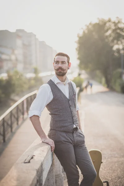 Hipster homme avec une grosse moustache dans la rue — Photo