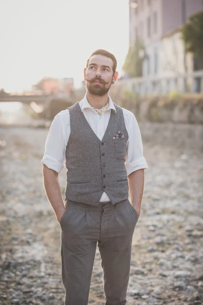 Hipster człowiek z wielkim wąsy na ulicy — Zdjęcie stockowe