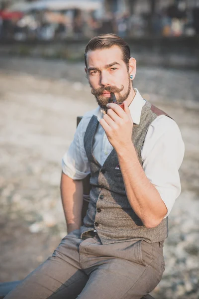 Uomo con grandi baffi fumante pipa — Foto Stock