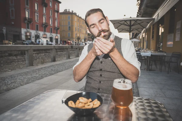 Homem hipster bonito no bar — Fotografia de Stock