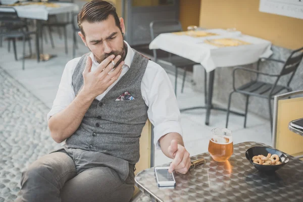 Pohledný muž chytrý telefon — Stock fotografie