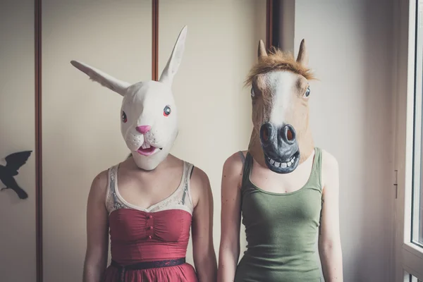 Lesbisch koppel in konijn en paard maskers — Stockfoto