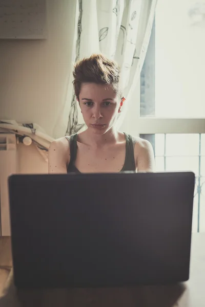 Jonge lesbische stijlvolle haren stijl vrouw laptop gebruiken — Stockfoto