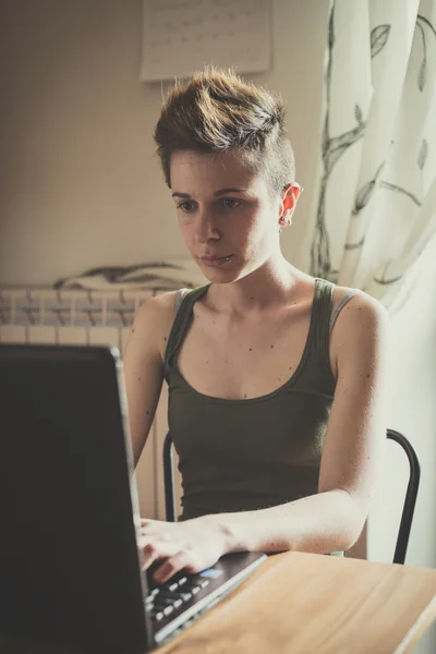 Joven lesbiana estilo de pelo elegante mujer usando notebook — Foto de Stock