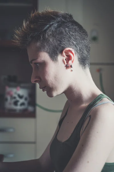 Joven lesbiana estilo de pelo elegante mujer usando notebook —  Fotos de Stock