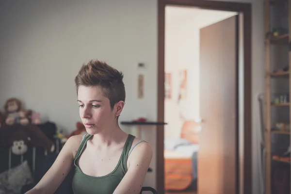 Jeune lesbienne style de cheveux élégant femme à l'aide d'un ordinateur portable — Photo
