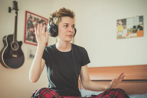 Young lesbian stylish hair style woman listening to music — Stock Photo, Image