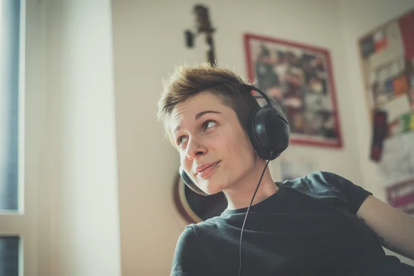 Junge Lesben stilvolle Frisur Frau Musik hören — Stockfoto
