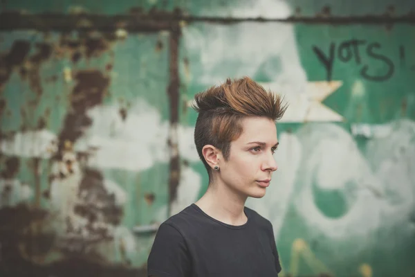 Jonge lesbische stijlvolle haren stijl vrouw — Stockfoto