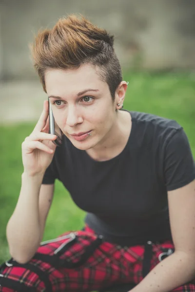 Junge lesbische stilvolle Frisur Frau mit Smartphone — Stockfoto
