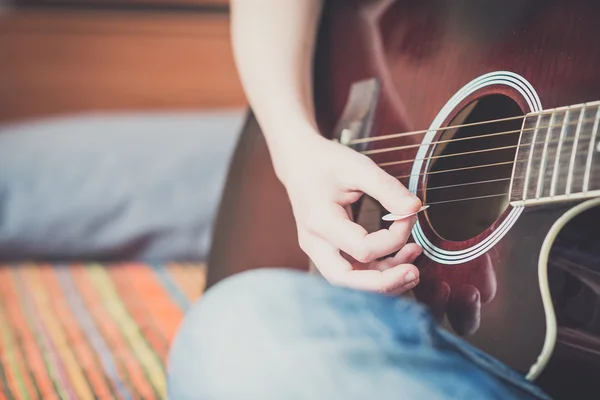 Primer plano de las manos de mujer tocando la guitarra —  Fotos de Stock