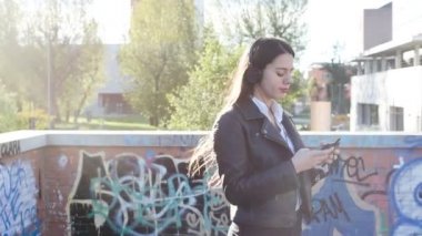 müzik dinlerken kulaklık genç kız