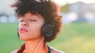 mutlu Afrikalı kız müzik dinleme