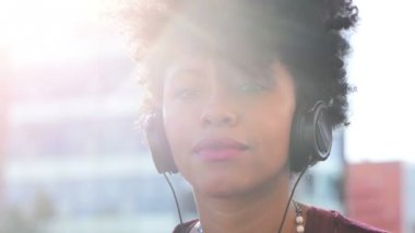 mutlu Afrikalı kız müzik dinleme