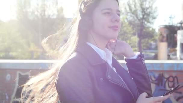 Young girl in headphones listening music — Stock Video