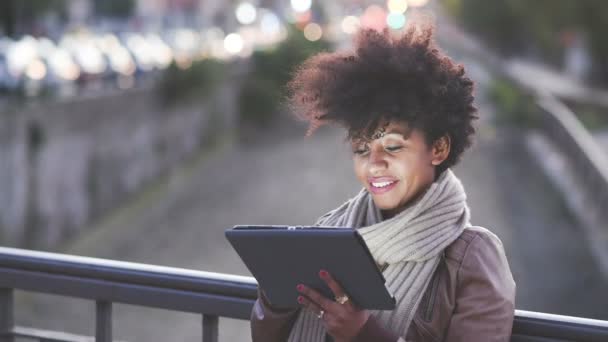 Mujer africana usando tableta — Vídeos de Stock