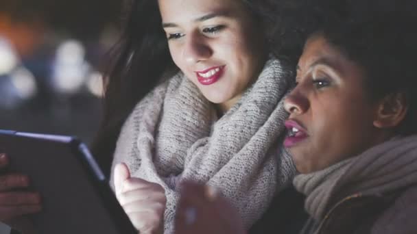 Dos chicas jóvenes con tableta — Vídeo de stock