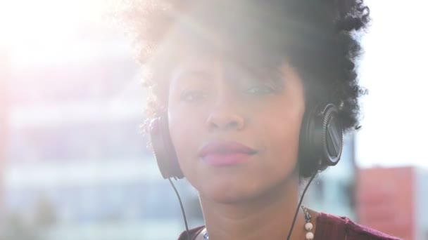 Chica africana feliz escuchando música — Vídeo de stock