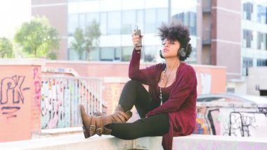 Afrikalı kadın müzik dinleme