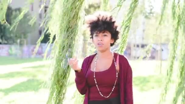 Mujer africana fumando en parque — Vídeos de Stock