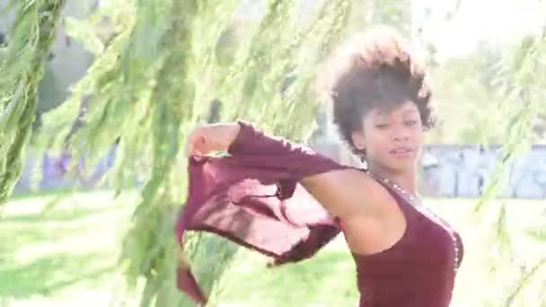 African beautiful girl in park — Stock Video