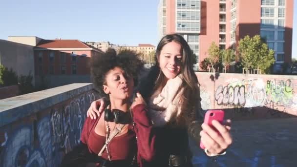 Due amiche che si fanno selfie — Video Stock