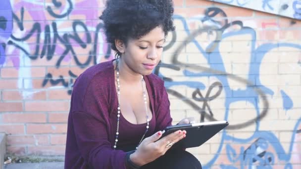 Femme africaine utilisant une tablette — Video