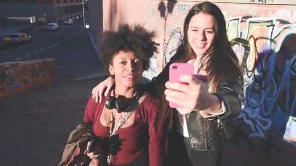 Duas amigas tirando selfie — Vídeo de Stock