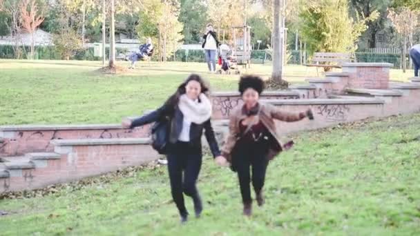 Chicas multiétnicas amigos en la ciudad — Vídeos de Stock