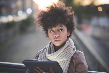 Tablet ile güzel Afrikalı kadın