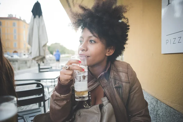 Hermosa mujer africana con cerveza — Foto de Stock