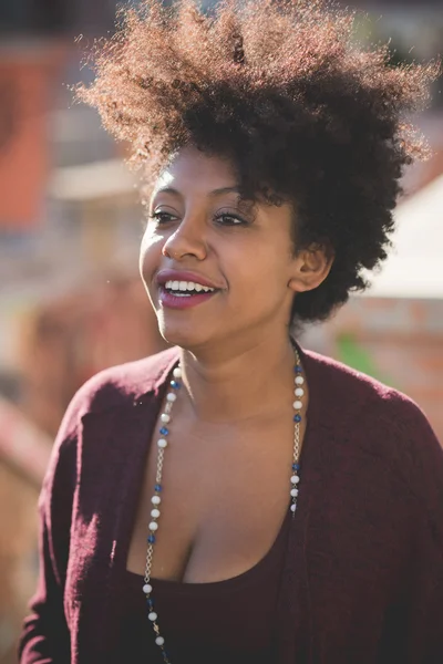 Schöne lächelnde afrikanische Frau — Stockfoto