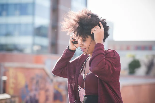 Mulher bonita ouvir música em fones de ouvido — Fotografia de Stock