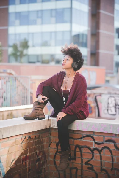 Hermosa mujer escuchando música en auriculares —  Fotos de Stock