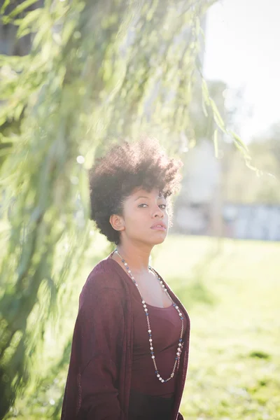 Preto jovem menina no cidade — Fotografia de Stock