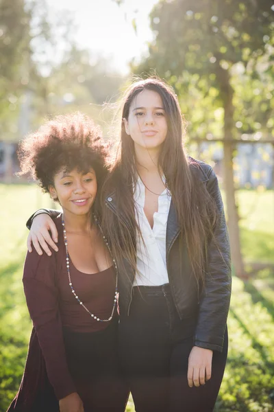 Due giovani donne si divertono — Foto Stock