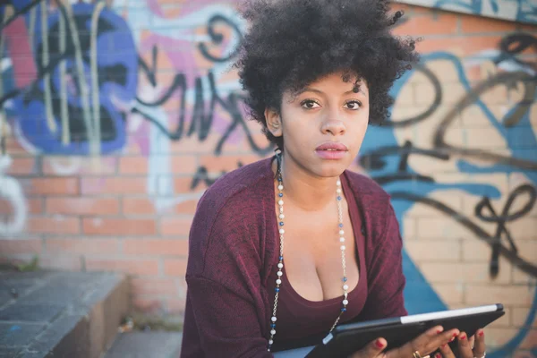 Afrikaanse vrouw met behulp van Tablet PC — Stockfoto